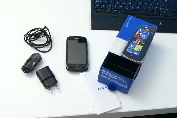 Nokia Lumia 610 (2).jpg